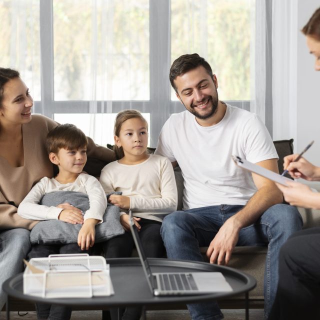 terapeuta-y-familia-sonriente-de-cerca terapeuta-y-familia-sonriente-de-cerca
